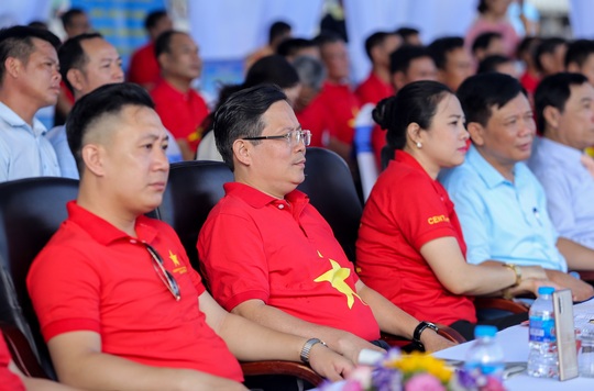 Báo Người Lao Động trao tặng 2.000 lá cờ Tổ quốc cho ngư dân Thanh Hóa - Ảnh 3.