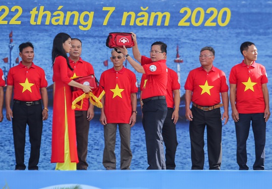 Báo Người Lao Động trao tặng 2.000 lá cờ Tổ quốc cho ngư dân Thanh Hóa - Ảnh 10.