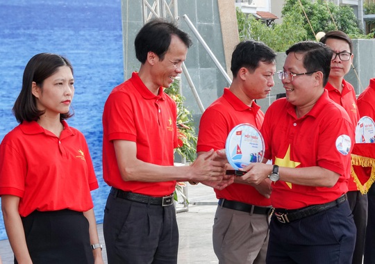 Báo Người Lao Động trao tặng 2.000 lá cờ Tổ quốc cho ngư dân Thanh Hóa - Ảnh 8.
