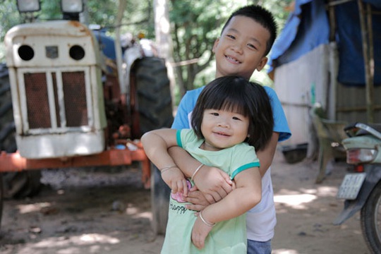 Ba đứa trẻ mất cha mẹ dưới bánh xe container: Hạnh phúc trở về - Ảnh 1.