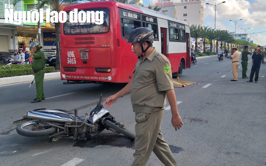 Lái xe máy va chạm xe buýt, cụ ông 80 tuổi tử vong thương tâm - Ảnh 2.