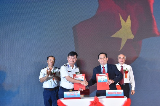 Báo Người Lao Động ký kết Quy chế phối hợp với Bộ Tư lệnh Cảnh sát Biển - Ảnh 2.