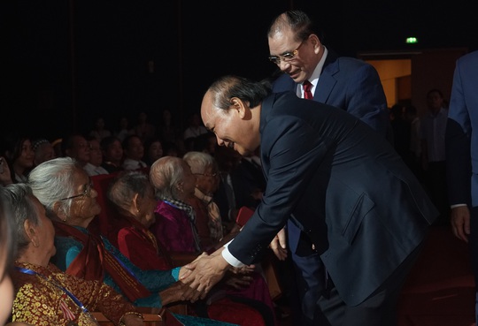 Chùm ảnh: Thủ tướng dự chương trình gặp mặt các Bà mẹ Việt Nam anh hùng - Ảnh 1.