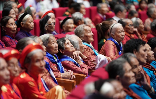 Chùm ảnh: Thủ tướng dự chương trình gặp mặt các Bà mẹ Việt Nam anh hùng - Ảnh 7.
