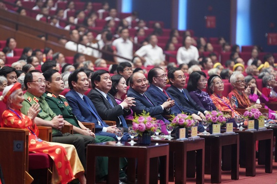 Chùm ảnh: Thủ tướng dự chương trình gặp mặt các Bà mẹ Việt Nam anh hùng - Ảnh 8.