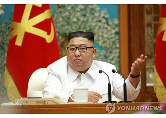 Ông Kim Jong-un họp khẩn sau vụ vượt biên từ Hàn Quốc nghi nhiễm Covid-19 - Ảnh 1.