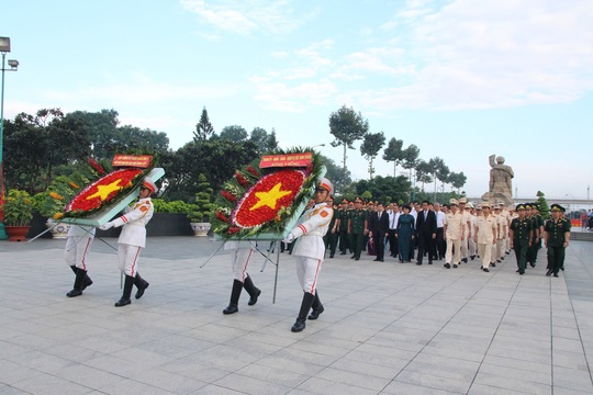 Sáng sớm, lãnh đạo TP HCM, Quân khu 7 dâng hương tưởng niệm các anh hùng liệt sĩ - Ảnh 1.