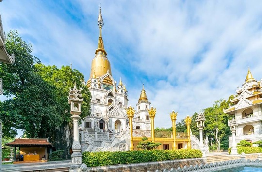 Nét kiến trúc theo phong cách Thái Lan của ngôi chùa trong Top đẹp nhất thế giới - Ảnh 2.