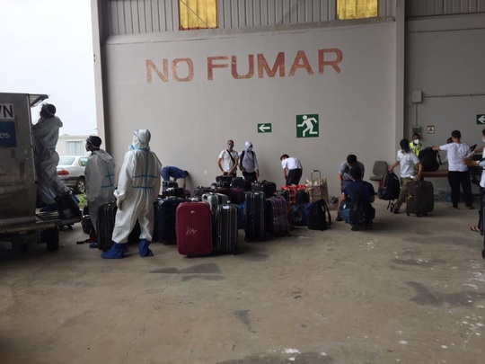 Cấp cứu 2 hành khách khó thở trên chuyến bay đón 129 bệnh nhân Covid-19 từ Guinea Xích đạo - Ảnh 4.