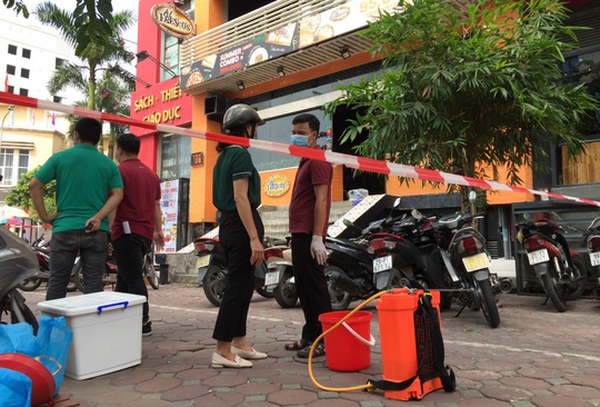 CLIP: Hà Nội phong toả cửa hàng pizza có nhân viên nghi mắc Covid-19 từ Đà Nẵng về - Ảnh 4.