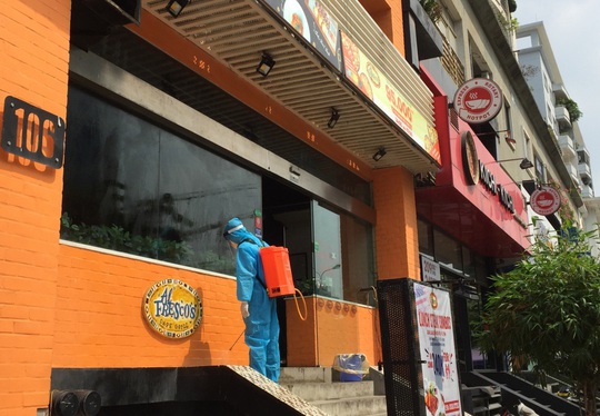 CLIP: Hà Nội phong toả cửa hàng pizza có nhân viên nghi mắc Covid-19 từ Đà Nẵng về - Ảnh 9.