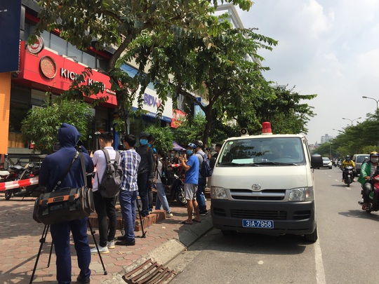CLIP: Hà Nội phong toả cửa hàng pizza có nhân viên nghi mắc Covid-19 từ Đà Nẵng về - Ảnh 7.