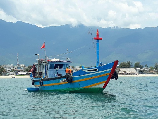 Dùng tàu cá đưa người vượt biển từ Đà Nẵng ra Huế để trốn dịch - Ảnh 1.