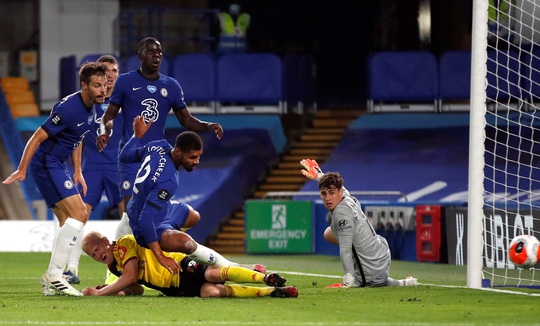 Chelsea, Leicester thắng 3 sao, sân cỏ Ngoại hạng Anh nóng rực - Ảnh 1.
