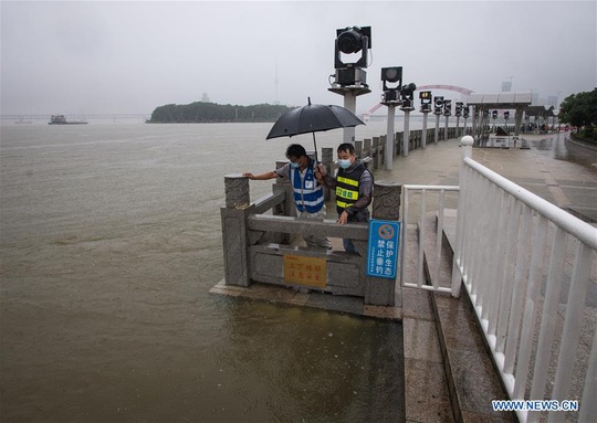 Trung Quốc: Mưa lớn xối xả, Vũ Hán mênh mông nước lụt - Ảnh 4.