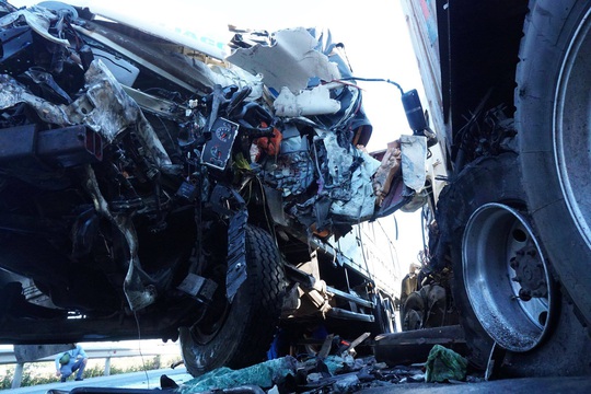 Đấu đầu với xe container, tài xế xe tải tử vong, phụ xe bị thương trong cabin dập nát - Ảnh 1.