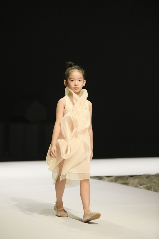 Gia đình siêu mẫu Xuân Lan nổi bật ở Tuần lễ thời trang trẻ em Việt Nam - Ảnh 2.