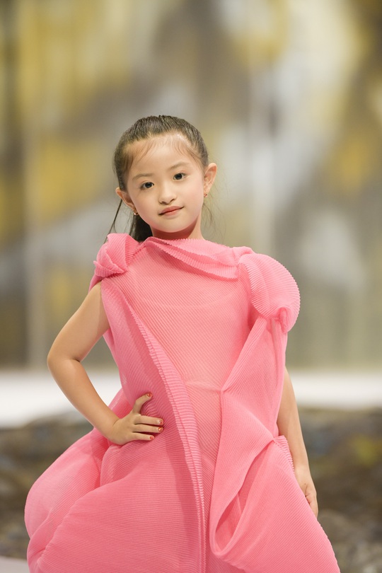 Gia đình siêu mẫu Xuân Lan nổi bật ở Tuần lễ thời trang trẻ em Việt Nam - Ảnh 8.