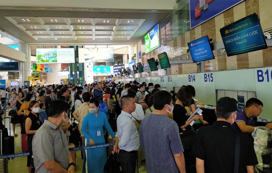 Hàng không delay nhiều do sửa đường băng Nội Bài, Tân Sơn Nhất, Bộ trưởng mong khách thông cảm - Ảnh 1.