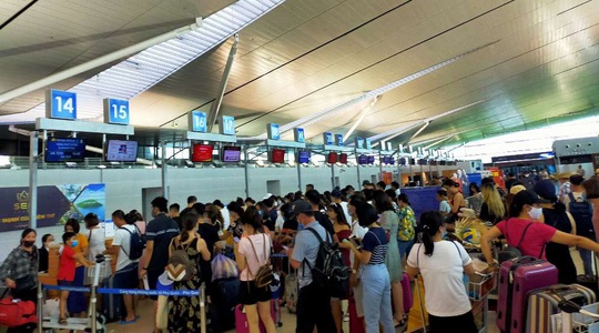 Hơn 240 người Việt từ Đài Loan về sân bay Tân Sơn Nhất - Ảnh 1.