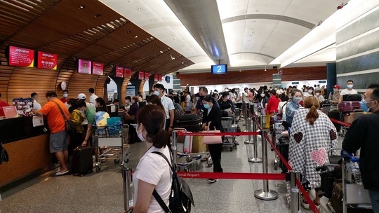 Hơn 240 người Việt từ Đài Loan về sân bay Tân Sơn Nhất - Ảnh 2.