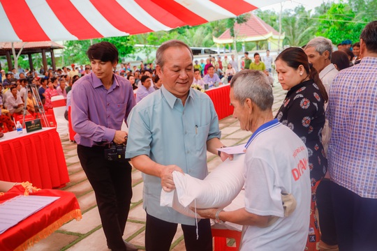 Đại tướng Lê Hồng Anh trao quà cho người nghèo vùng U Minh Thượng - Ảnh 5.