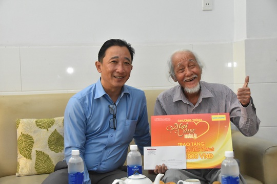 “Mai Vàng nhân ái” thăm hai nghệ sĩ Mai Thành và Phan Văn Sáng - Ảnh 1.