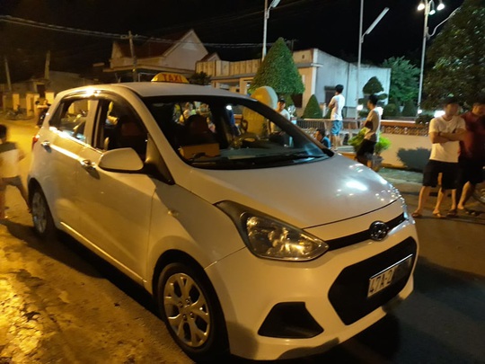 Tài xế taxi bất ngờ rút dao đâm hành khách vì... cái lồng chim - Ảnh 2.