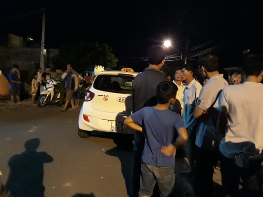 Tài xế taxi bất ngờ rút dao đâm hành khách vì... cái lồng chim - Ảnh 1.