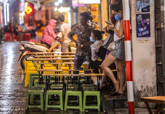 Phố Tạ Hiện vắng vẻ trong ngày đầu dừng quán vỉa hè - Ảnh 7.