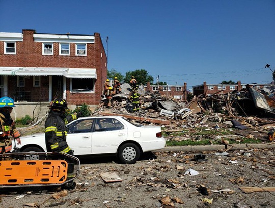 Mỹ: Sau tiếng nổ kinh hoàng, 3 ngôi nhà liền kề sụp đổ - Ảnh 3.