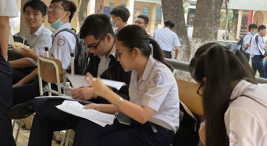 Thi tốt nghiệp THPT: Rất nhiều thí sinh ở Bình Dương không đeo khẩu trang - Ảnh 2.