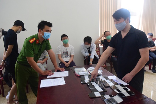 Phạt tiền, trục xuất 7 người Trung Quốc thuê khách sạn để đánh bạc - Ảnh 1.