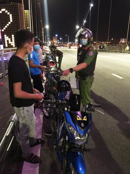 Đà Nẵng: Xử lý 8 thanh thiếu niên tụ tập có dấu hiệu đua xe máy trong mùa dịch - Ảnh 1.