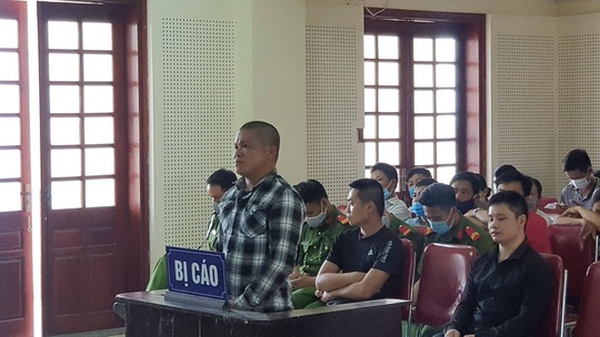 3 thanh niên ném bom xăng gây cháy shop quần áo, chủ cửa hàng bỏng nặng - Ảnh 2.