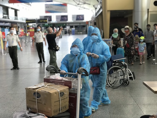 Hơn 200 hành khách mắc kẹt ở Đà Nẵng về Hà Nội được đưa đi cách ly tập trung - Ảnh 3.