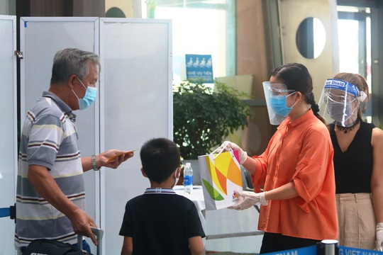 Giám đốc Sở Du lịch Đà Nẵng đến sân bay tiễn 260 du khách rời Đà Nẵng - Ảnh 2.