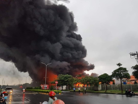 CLIP: Cháy lớn ở khu công nghiệp, lửa và cột khói cao hàng chục mét - Ảnh 3.