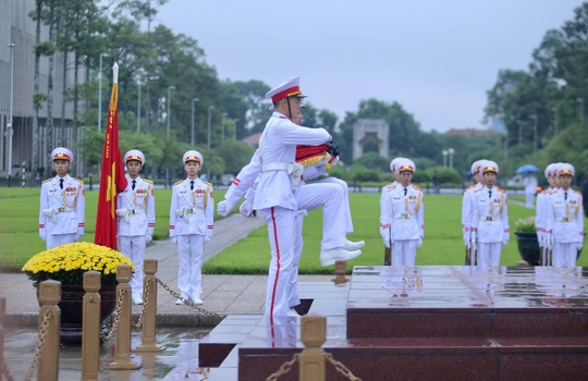 Toàn cảnh Lễ treo cờ rủ Quốc tang nguyên Tổng Bí thư Lê Khả Phiêu - Ảnh 12.