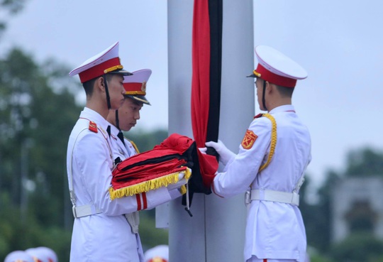 Toàn cảnh Lễ treo cờ rủ Quốc tang nguyên Tổng Bí thư Lê Khả Phiêu - Ảnh 17.