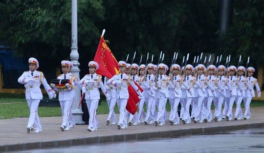 Toàn cảnh Lễ treo cờ rủ Quốc tang nguyên Tổng Bí thư Lê Khả Phiêu - Ảnh 5.