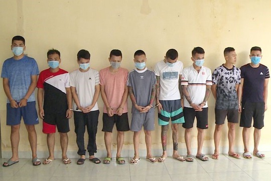 20 thanh niên hỗn chiến, nổ súng gây náo loạn biển Sầm Sơn - Ảnh 1.