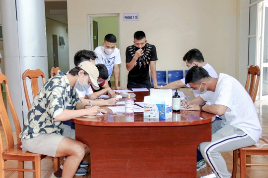 U22 Việt Nam tự nhốt ở phòng trong 24 giờ tới để chờ kết quả xét nghiệm Covid-19 - Ảnh 8.