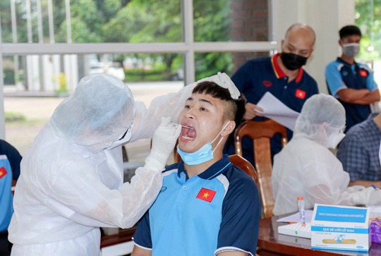 U22 Việt Nam tự nhốt ở phòng trong 24 giờ tới để chờ kết quả xét nghiệm Covid-19 - Ảnh 12.