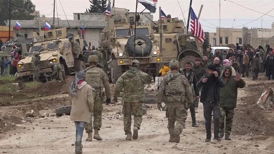 Hai trực thăng Mỹ tấn công trạm kiểm soát quân đội Syria - Ảnh 1.