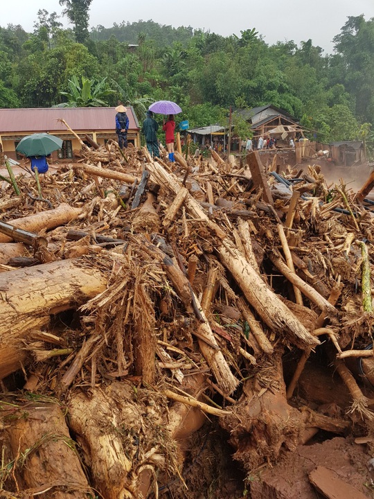 Cận cảnh tan hoang sau trận lũ quét kinh hoàng cuốn trôi nhiều ngôi nhà ở Điện Biên - Ảnh 10.