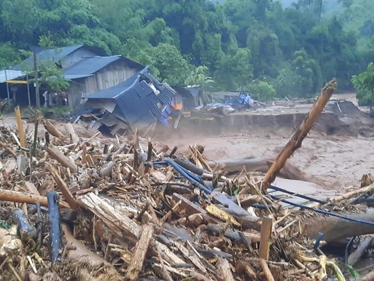 Cận cảnh tan hoang sau trận lũ quét kinh hoàng cuốn trôi nhiều ngôi nhà ở Điện Biên - Ảnh 6.
