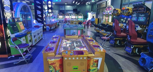 57 nam thanh, nữ tú say sưa chơi game bắn cá ăn tiền giữa dịch Covid-19 - Ảnh 2.