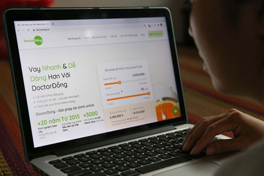 Cạm bẫy vay tiêu dùng lãi suất cắt cổ - Ảnh 1.