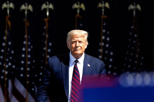 Bầu cử Mỹ: Tổng thống Trump “đánh phủ đầu” đối thủ Joe Biden - Ảnh 1.